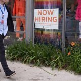 Les revenus des ménages américains ont augmenté de 0,4% en mai, après +0,3% en avril. Quant aux dépenses, elles ont fortement ralenti: +0,1% contre +0,6% le mois précédent. (archives)